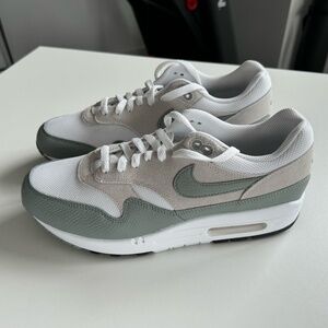 Nike Men's Sneakers in White and Gray